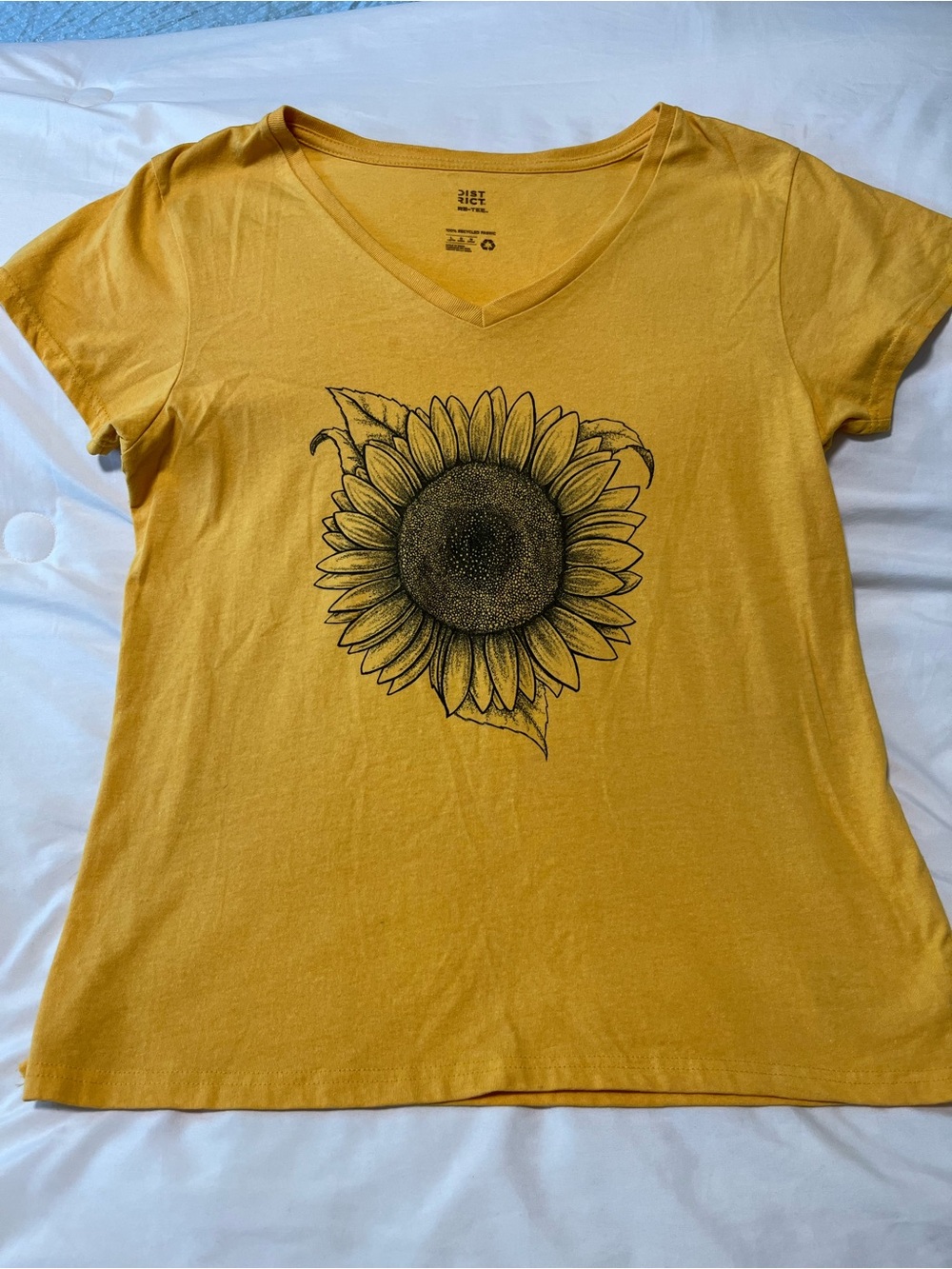 District Mustard Yellow V-Neck Sunflower Tee Size Large
